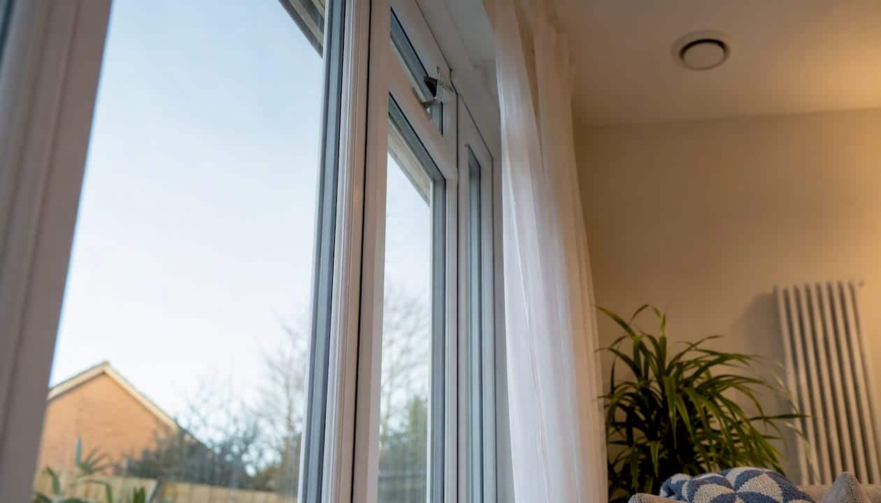 Condensation-free window with ventilation vent