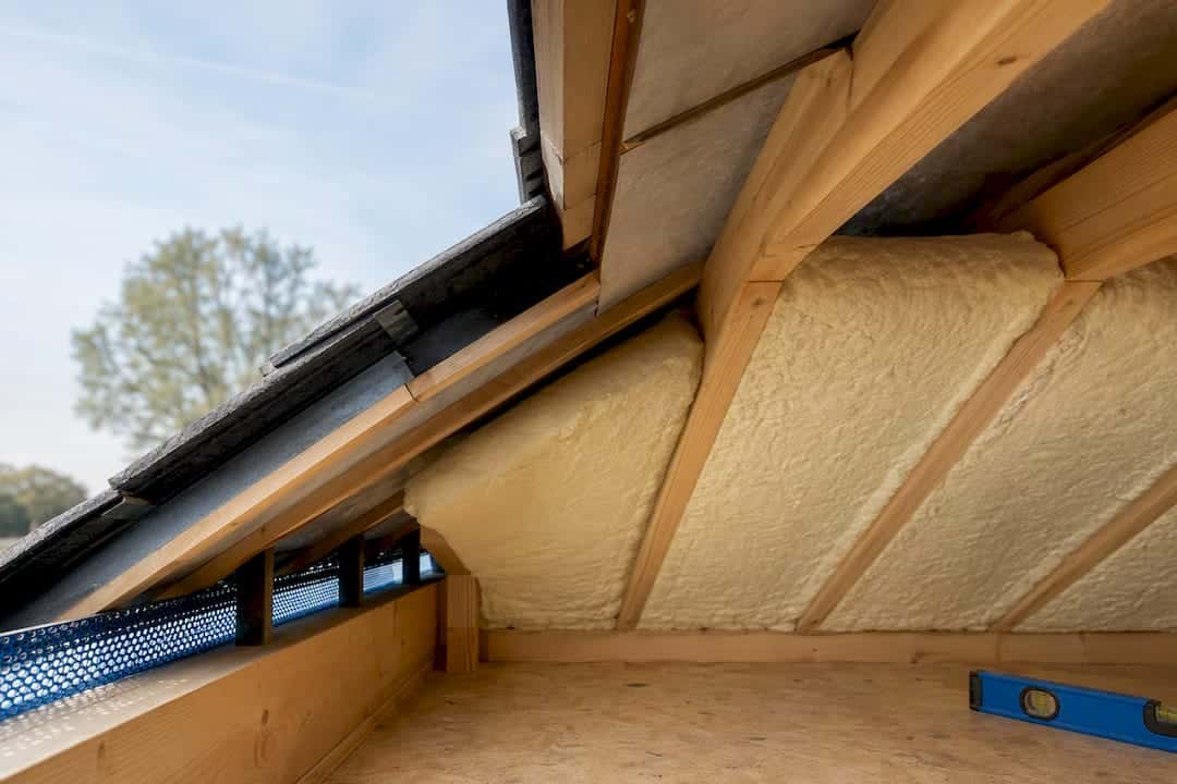 Ventilated roof gap beside insulation