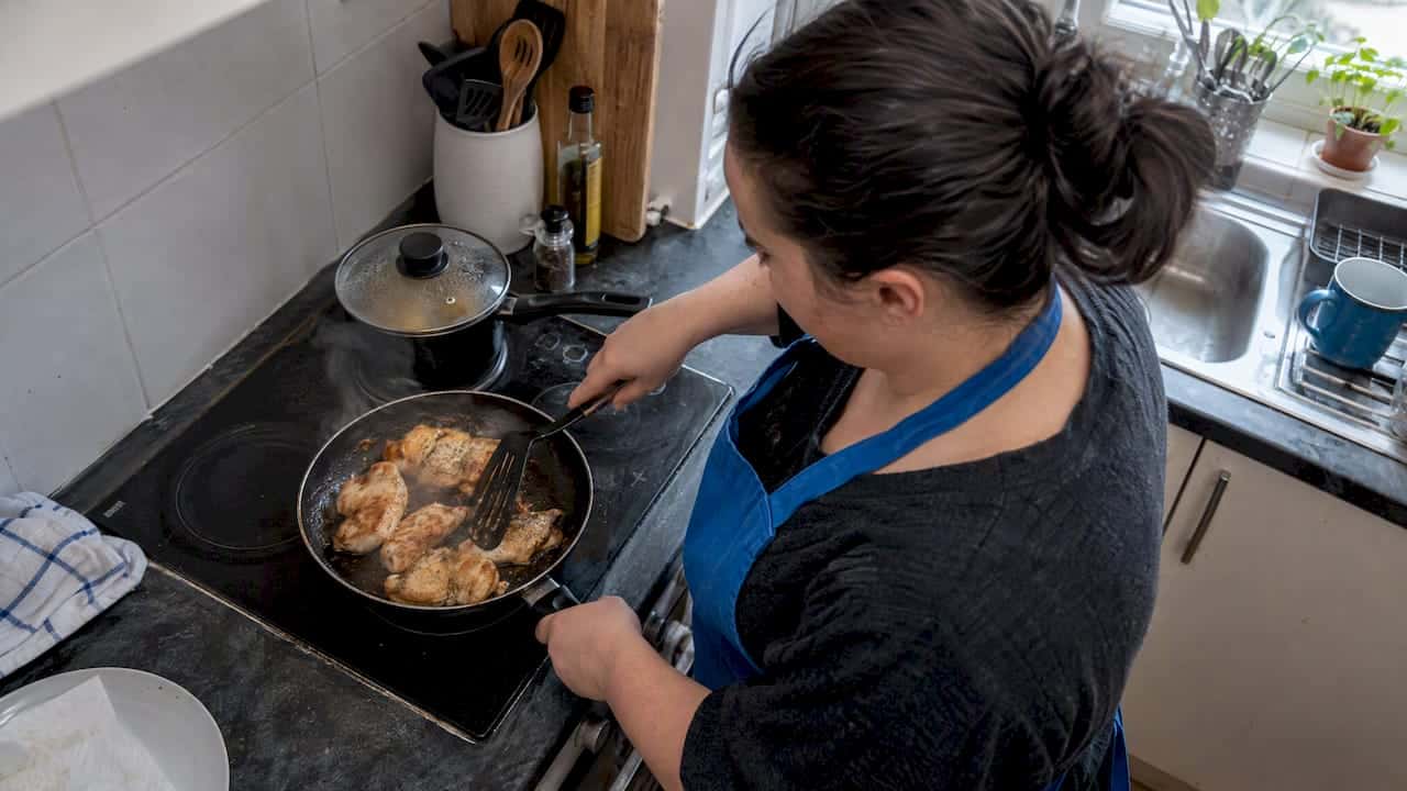 Frying food on a kitchen hob